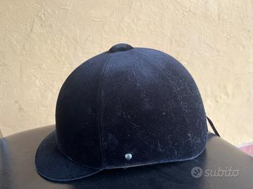 Casco, stivali equitazione ragazza