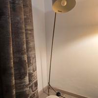 Lampada da terra in metallo oro con base in marmo