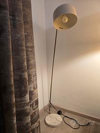 Lampada da terra in metallo oro con base in marmo