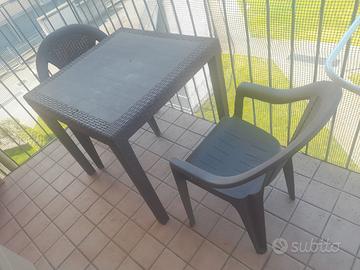 Tavolo da giardino con due sedie 40€
