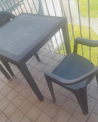 Tavolo da giardino con due sedie 40€