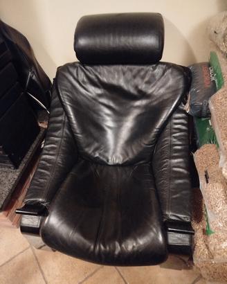 Poltrona design in pelle nera, telaio legno laccat