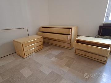 Letto, sedie e cameretta a stock