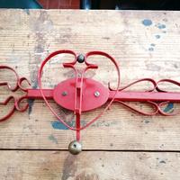 Appendiabiti in ferro battuto rosso