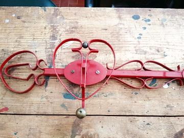 Appendiabiti in ferro battuto rosso