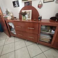 Arredamento da ufficio. Scrivania e mobile basso.