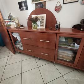 Arredamento da ufficio. Scrivania e mobile basso.