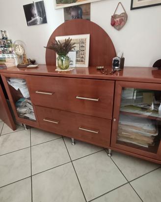 Arredamento da ufficio. Scrivania e mobile basso.