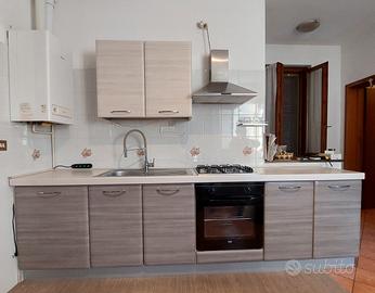 cucina con tavolo e sedie