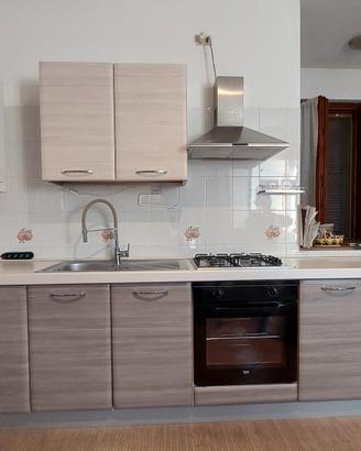 cucina con tavolo e sedie