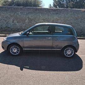 lancia y