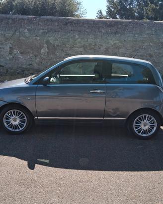 lancia y