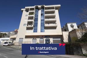 AMPIO GARAGE IN STABILE SIGNORILE DI CIRCA 160 MQ