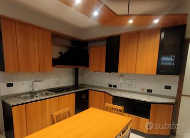 Cucina ammobiliata con tavolo e sedie