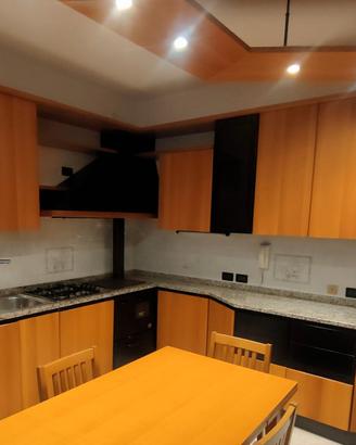 Cucina ammobiliata con tavolo e sedie