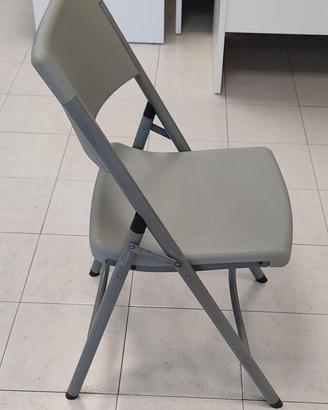 Sedia pieghevole grigia in metallo e plastica