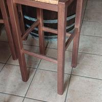 Sgabelli in legno e seduta paglia 