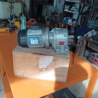 motore elettrico trifase con riduttore incorporato