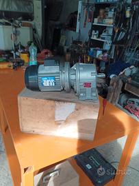 motore elettrico trifase con riduttore incorporato