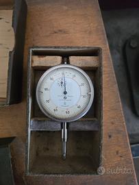 Copia di due comparatori EM d'epoca