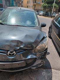 Auto incidentata mazda 2