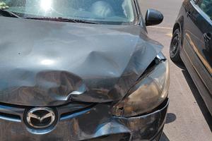 Auto incidentata mazda 2
