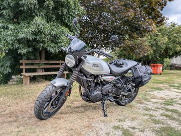 Royal Enfield Guerrilla - cupolino e telaio borse