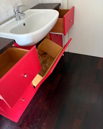 Mobile bagno laccato rosso con piano in legno