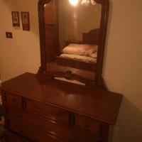 cassettiera in legno con specchio