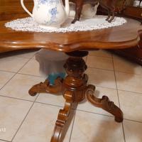 Tavolino in noce antico