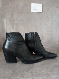 tronchetto in pelle nera 