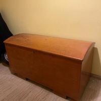 Cassapanca in legno con coperchio incernierato