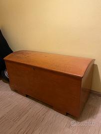 Cassapanca in legno con coperchio incernierato