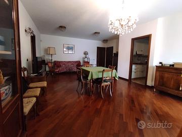 Stanza in ampio appartamento luminoso 2 bagni