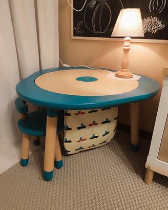 Tavolino Stokke MuTable V1 con accessori e 2 sedie