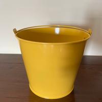 Secchio con manico giallo in latta
