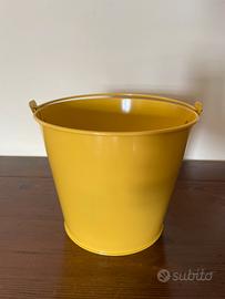 Secchio con manico giallo in latta