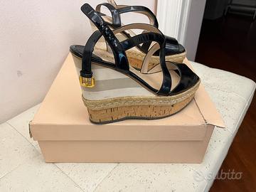 Scarpa con zeppa nera