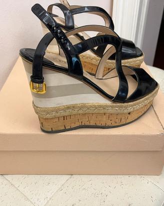 Scarpa con zeppa nera