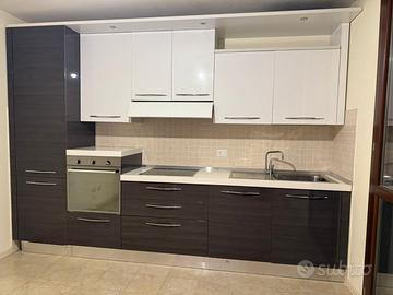 Cucina completa di elettrodomestici