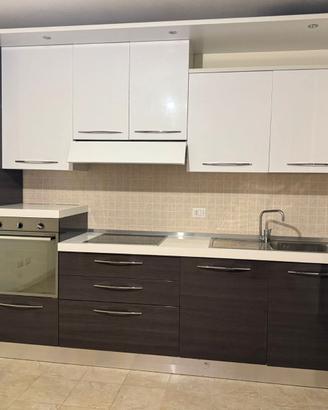 Cucina completa di elettrodomestici