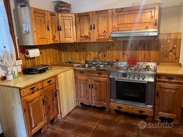 Cucina in legno massello stile rustico