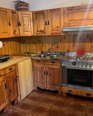 Cucina in legno massello stile rustico