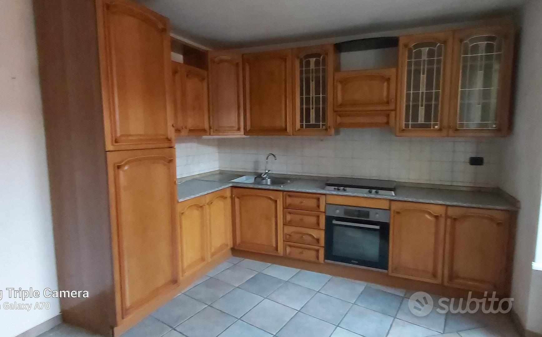 Cucina in legno più lavatrice