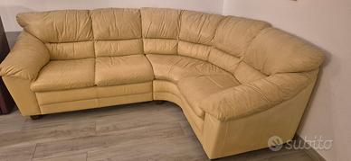 divano in pelle  ad angolo