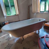 Vasca da bagno in ghisa con piedini