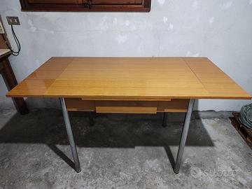 Tavolo allungabile in legno chiaro