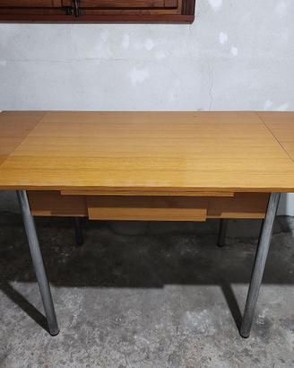 Tavolo allungabile in legno chiaro