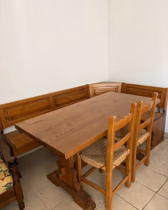Tavolo in castagno massello con panca angolare