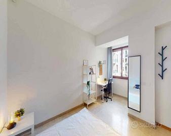 Stanza in appartamento di 253 m² a Milano